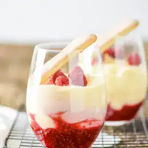 Lime - yogurt mousse with forest fruit ragout