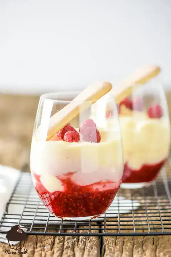 Lime - yogurt mousse with forest fruit ragout