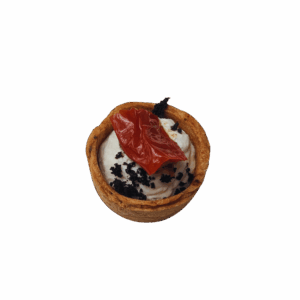 Kichererbsen Tartelette mit Ricotta aus Südtirol, Miso, eingelegter Tomate und Olivenpulver