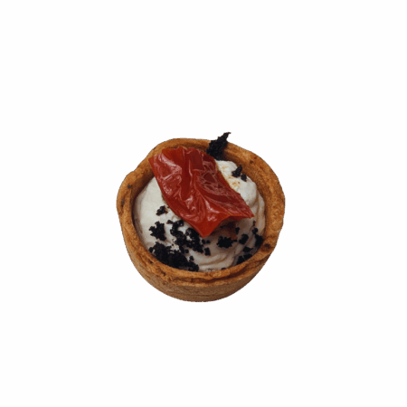 Kichererbsen Tartelette mit Ricotta aus Südtirol, Miso, eingelegter Tomate und Olivenpulver
