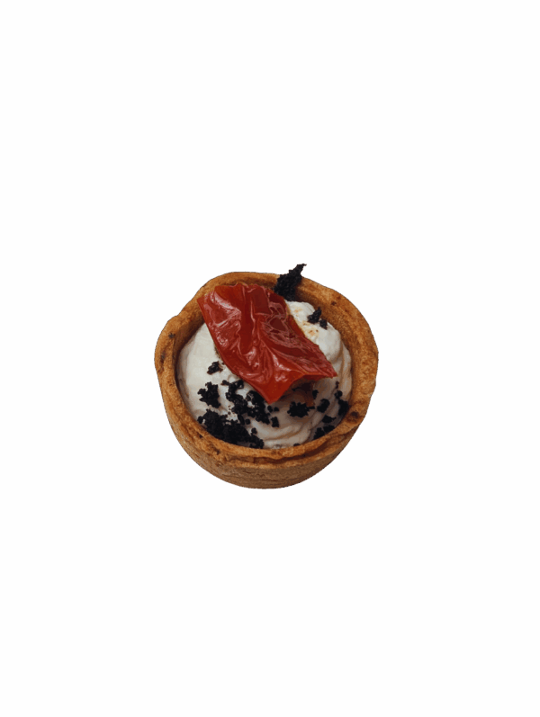 Kichererbsen Tartelette mit Ricotta aus Südtirol, Miso, eingelegter Tomate und Olivenpulver