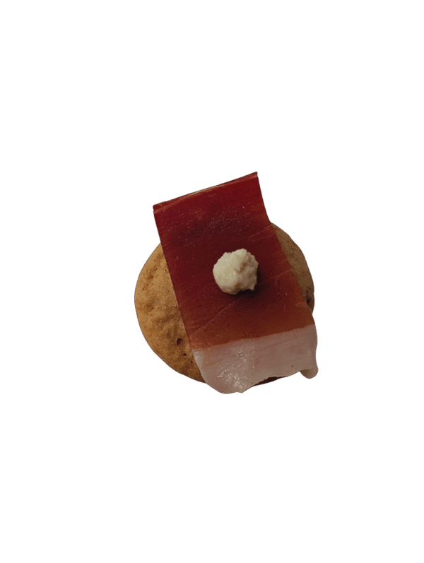 Mini Schüttelbrot with South Tyrolean pork bacon and horseradish foam