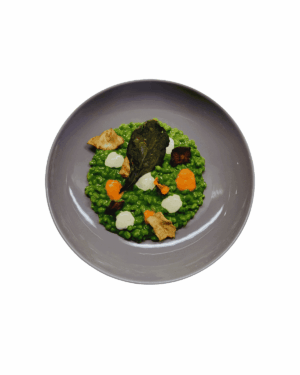Orzotto con crema di cavolo nero, chips di verdure e spuma di peperone