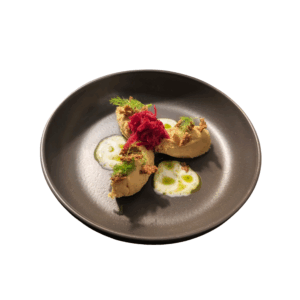 Hummus con kimchi rosso, grano saraceno e olio alle erbe (vegano)