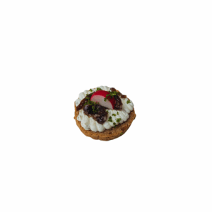 Nussbrot mit Kräuterfrischkäse, Radieschen und Zwiebelkonfit
