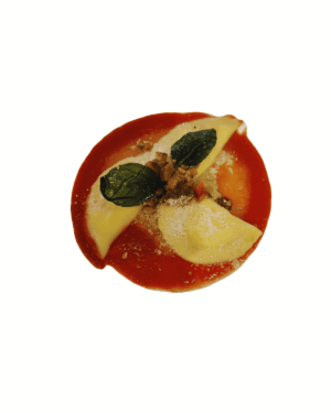 Ravioli ripieni di burrata su crema di pomodoro, dadini di verdure grigliate e burro al basilico