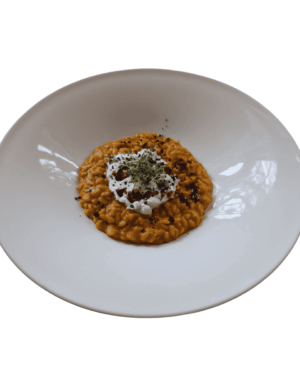 Risotto con due tipi di pomodori, burrata, aceto balsamico antico, basilico e polvere di olive