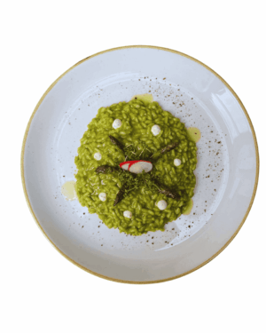 Risotto all'aglio orsino, asparagi grigliati, involtini di prosciutto crudo e crescione