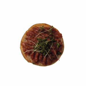 Tartar vom Südtiroler Rind, schwarzer Knoblauch und Sauerteigbrot
