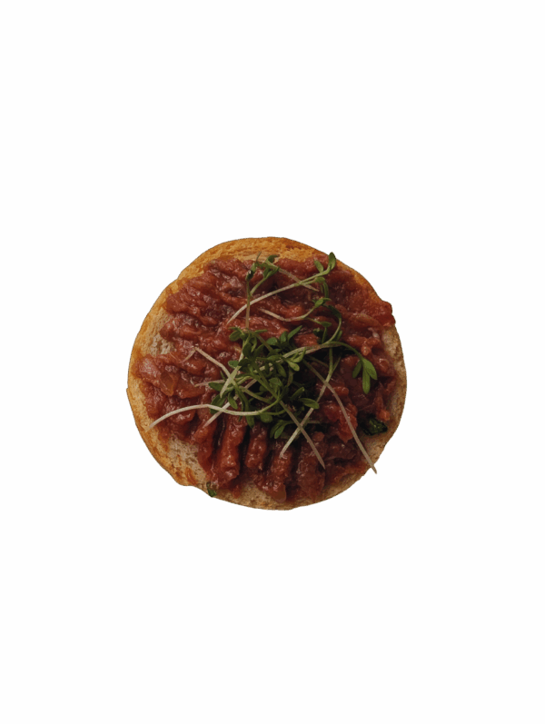 Tartar vom Südtiroler Rind, schwarzer Knoblauch und Sauerteigbrot