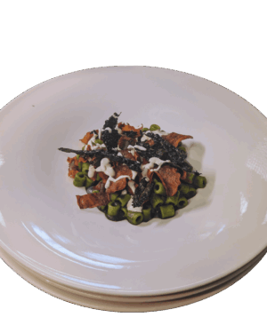 Pasta risottata con crema di cavolo nero, miso, limone fermentato e chips di verdure