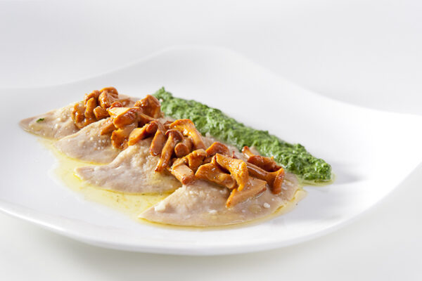 Hausgemachte Roggenravioli mit