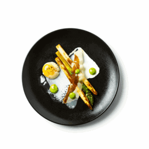 Asparagi grigliati con croccantini di pancetta, uovo shoyu e crema di formaggio di capra