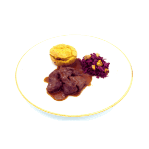 Hirschgulasch mit Polentaflan, Rotkraut und Kastanien