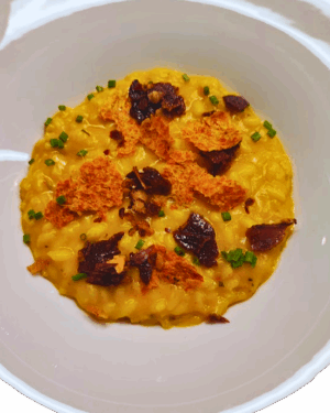 Risotto con zucca, rosmarino, castagne glassate e chips di manzo stagionato