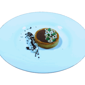 Tartelette con crema al caramello e nocciole e frutta di stagione