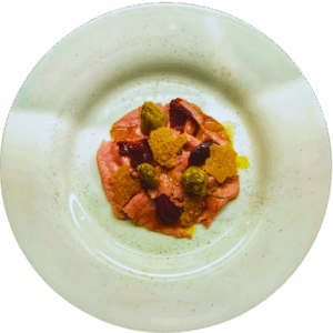 Carpaccio di roast beef rosa con puntarelle, Zwibel rosso confit, patatine al parmigiano e insalata di finocchi fermentati