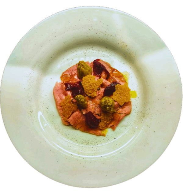 Carpaccio di roast beef rosa con puntarelle, Zwibel rosso confit, patatine al parmigiano e insalata di finocchi fermentati
