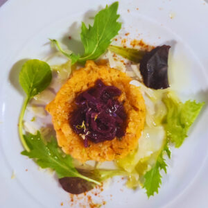 Tartare di salmerino marinato con limone fermentato, insalata di finocchio, confettura di cipolla rossa e aneto
