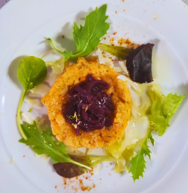 Tartare di salmerino marinato con limone fermentato, insalata di finocchio, confettura di cipolla rossa e aneto