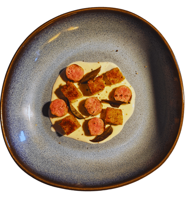 "Polenta & Salsiccia" auf Taleggio Fonduta und gebackener Salbei