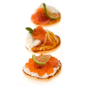 Buchweizenblinis mit Raäucherforelle oder Lachs und Krensauerrahm